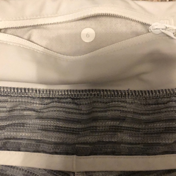 Lululemon shorts grey/white size 6 - Picture 3 of 3